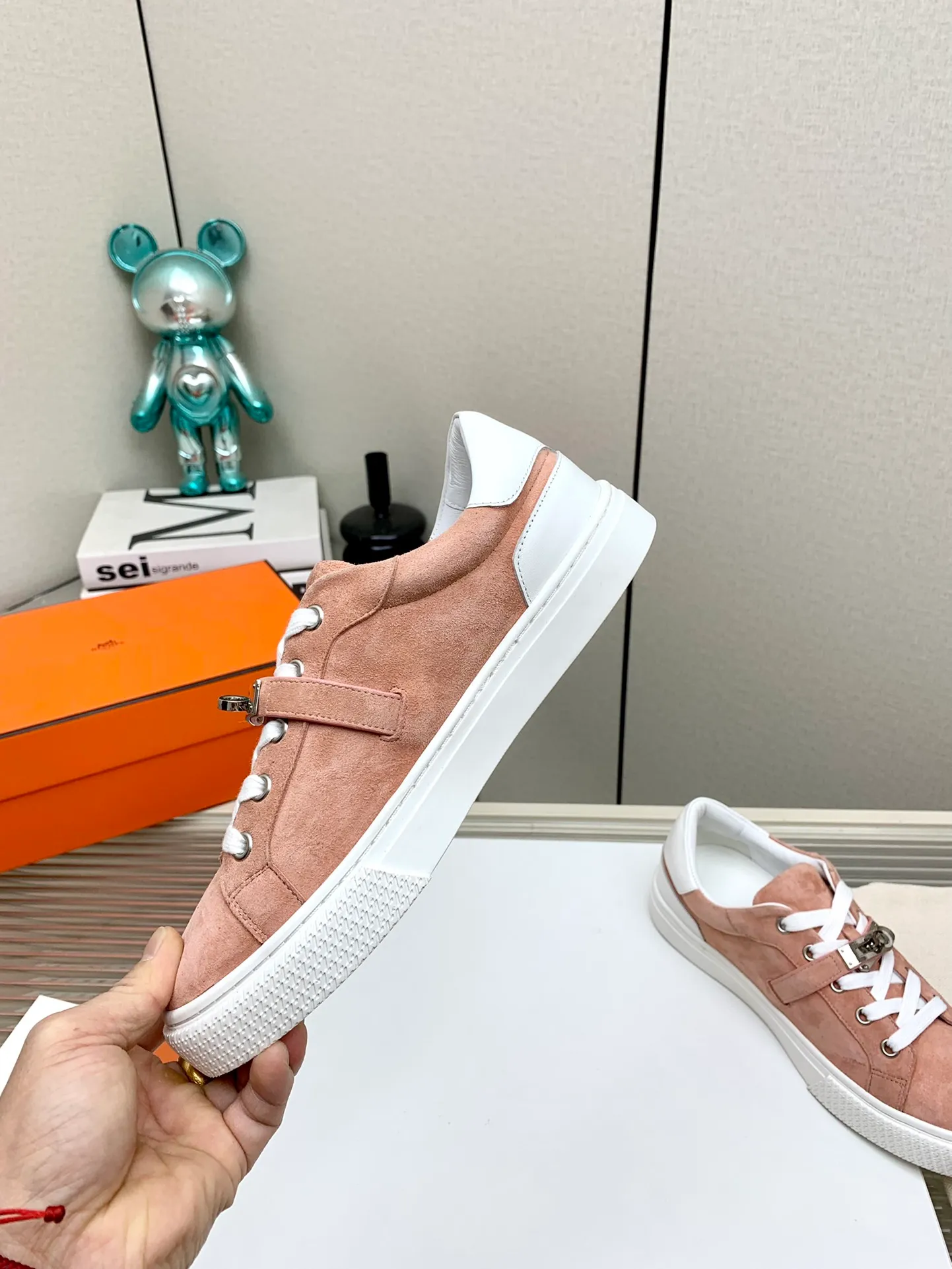 👟👟Ex-factory price 660👟👟 Men's style ➕10 (high version) Hermes classic couple model #𝐊𝐞𝐥𝐥𝐲 buckle casual white skate shoes, which will not conflict with shoes at all. Full of unknowns, Hermès rarely produces flat casual shoes and they are paired with classic palladium-plated Kelly shoe buckles! You'll fall in love with it at first sight. It's super versatile and can be worn with any skirt or pants. 🉑️Looking in with your eyes closed, it looks super noble. Fabric: Specific cowhide/canvas material. Lining: Sheepskin lining. Outsole: Original molded TPU outsole. Size: 35-45.